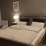 Nad Stonehenge Apartment *