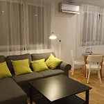 Nad Stonehenge Apartment *