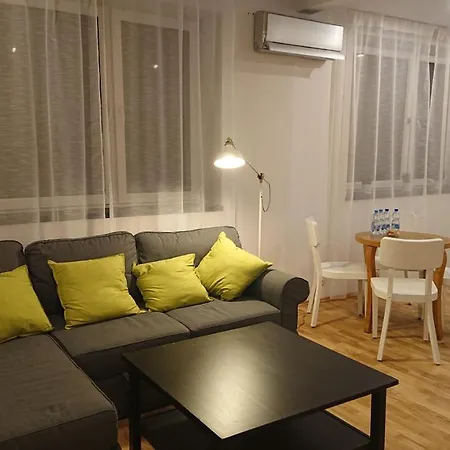 Nad Stonehenge Apartment *